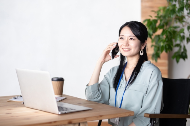 スマートフォン内線によりリモートワークで通話する方のイメージです。
