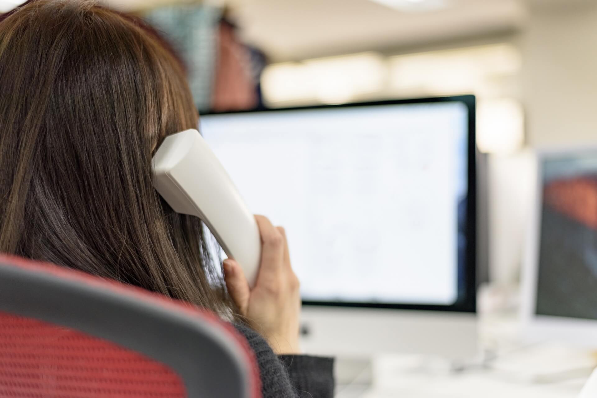 お客様とのトラブルが発生し対応するオペレーターのイメージです。