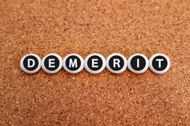 待ち呼数・放棄呼数が増えることで発生するデメリットを指しています。