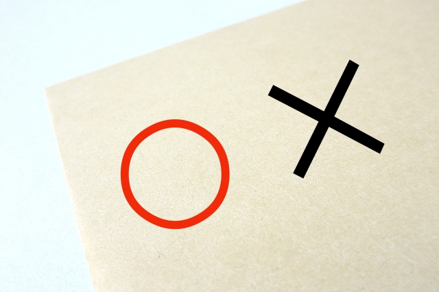 IVRのメリット・デメリットをマルかバツかで示すイメージです。