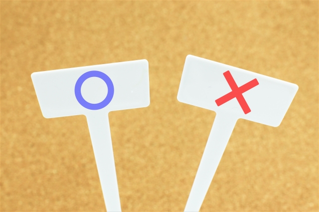 CRM連携のメリット・デメリットをマルかバツかで示しているイメージです。