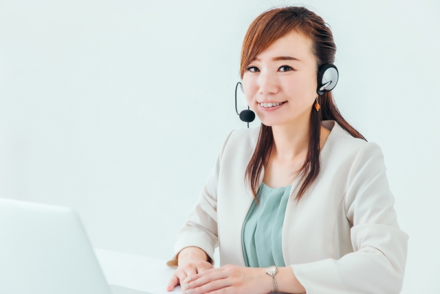 クレームへの事前対策と適切な処理の重要性を訴えるオペレーターのイメージです。