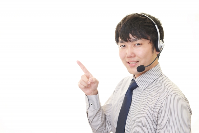 リアルタイムモニタリング・ささやき機能のメリット・デメリットを指すオペレーターのイメージです。