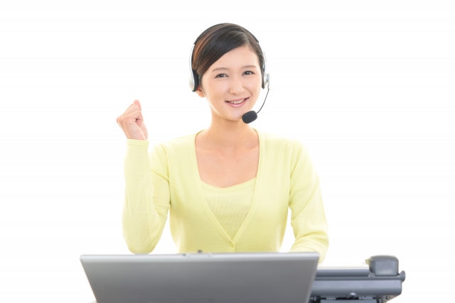 顧客情報ポップアップ機能の活用は効率化への第一歩と伝えるオペレーターのイメージです。