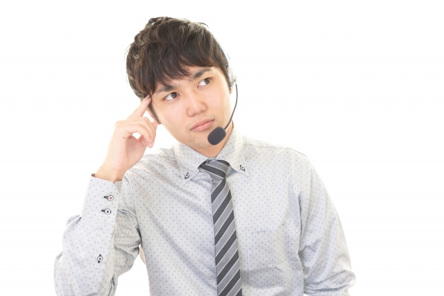 IVR導入を悩むオペレーターのイメージです。