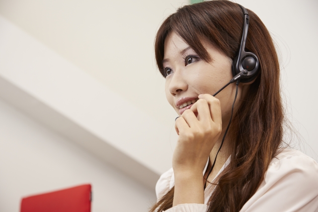 応答するオペレーターのイメージです。