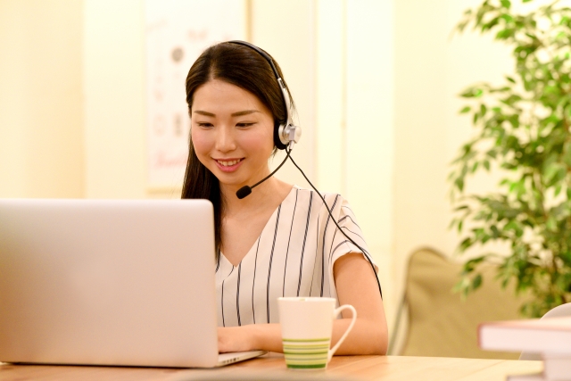 在宅勤務で顧客対応するオペレーターのイメージです。