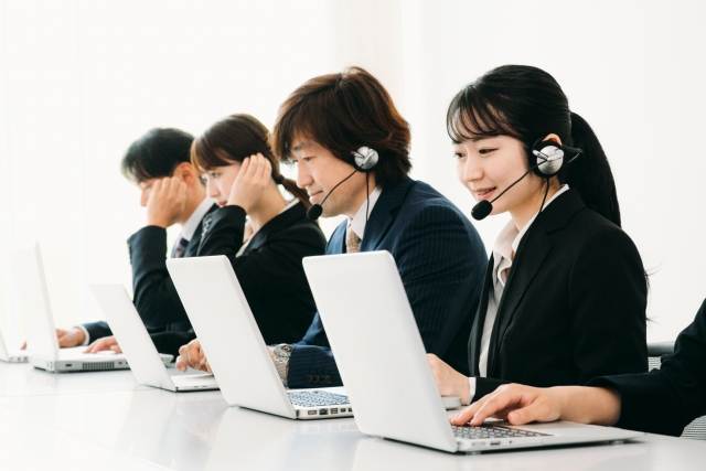 コールセンターのオペレーターたちを想起するイメージです。