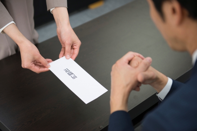 コールセンターで退職届を提出しているイメージです。