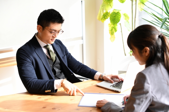 モニタリング・スコアについての打ち合わせをイメージした写真です。